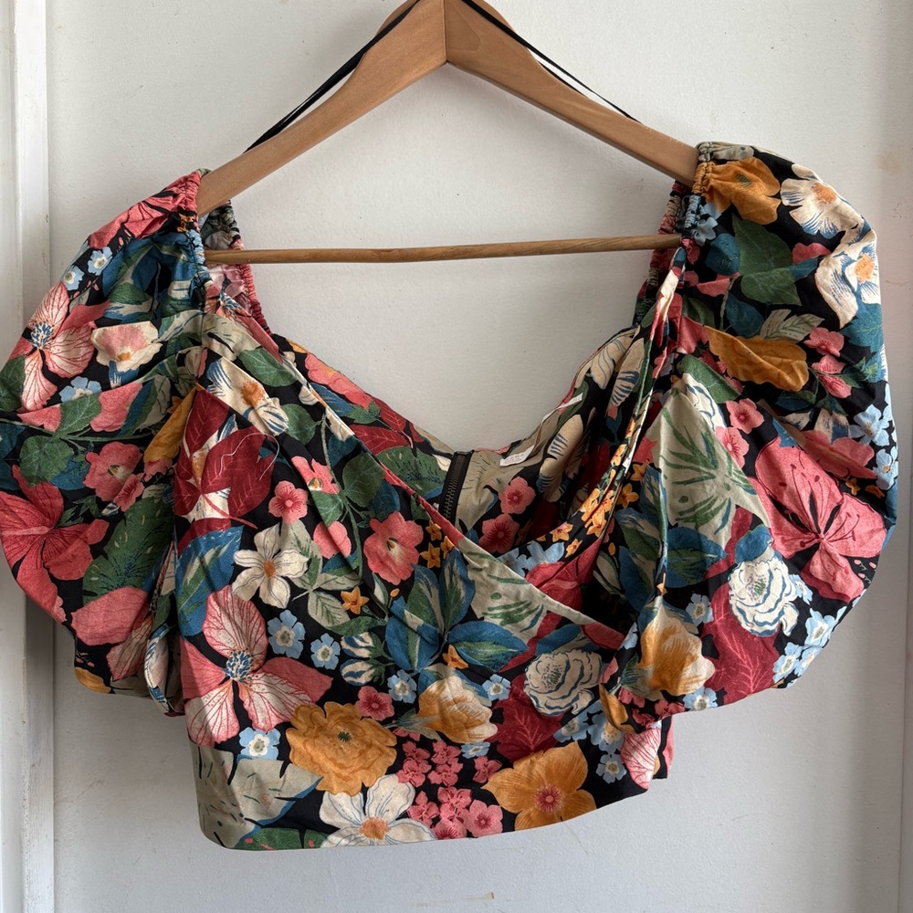 Size M Zara (Trafaluc Collection) vibrant floral cropped top with puffed sleeves